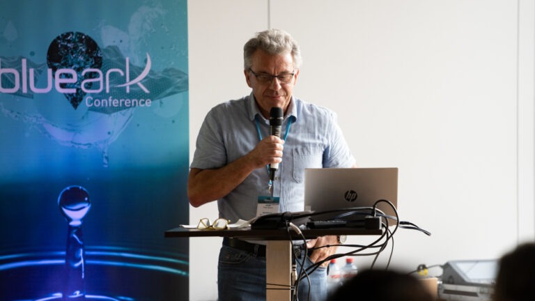 Yves Quirin, du canton des Grisons, présente devant les participants de la BlueArk Conférence
